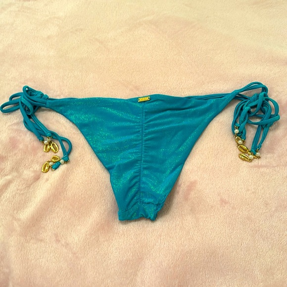 👙 BEACH BUNNY • WINDSLOW • TIE SIDE BOTTOM • Gold hardware & Shell 🐚 detail - Picture 3 of 8